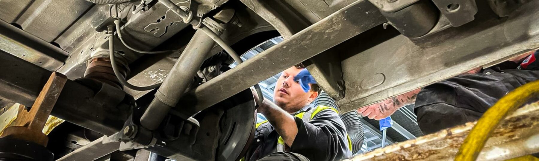 White-Minimalist-Profile-LinkedIn-Banner-1800×0-c-default