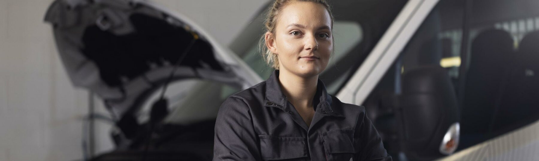 White-Minimalist-Profile-LinkedIn-Banner-2-1800×0-c-default