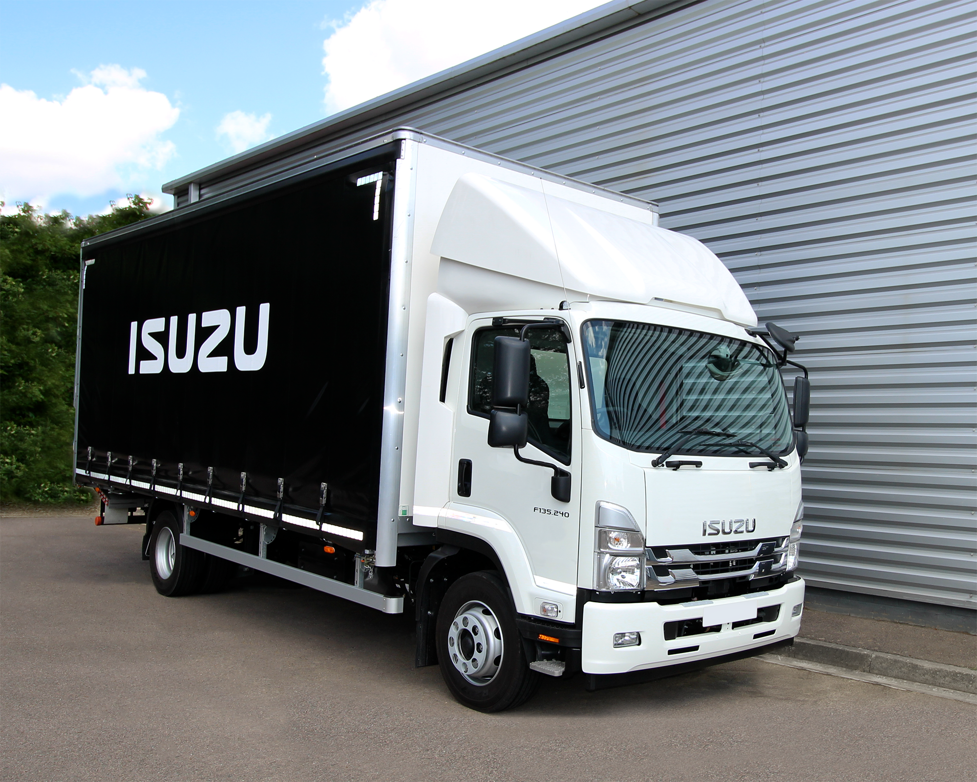 13_5 tonne – F135.240 Curtainside – Front 3Q