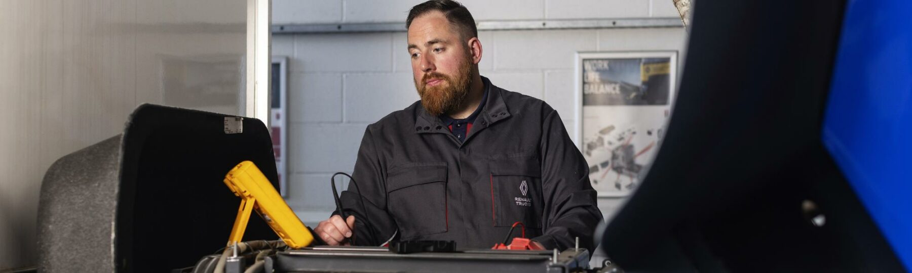 White-Minimalist-Profile-LinkedIn-Banner-1-1800×0-c-default